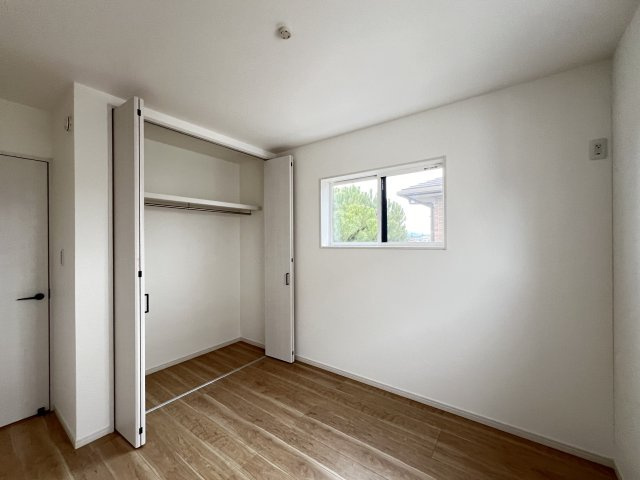 大和高田市勝目の洋室|明るい洋室5.2帖　クローゼット付き