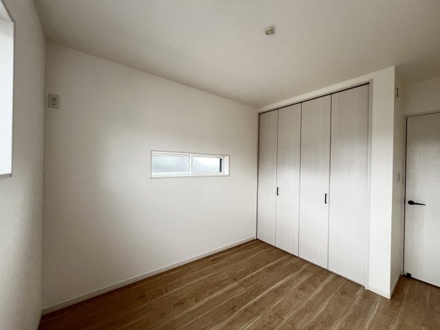 大和高田市勝目の洋室|明るい洋室5.2帖　クローゼット付き