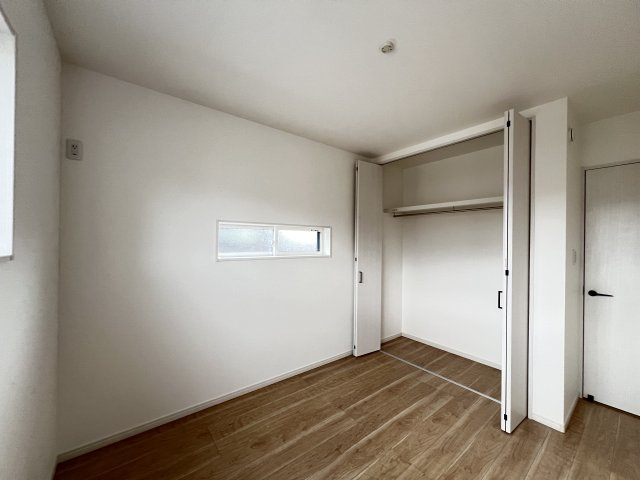 大和高田市勝目の洋室|明るい洋室5.2帖　クローゼット付き