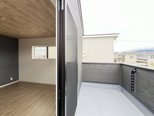 大和高田市勝目のバルコニー|暖かな日差しのふりそそぐバルコニー