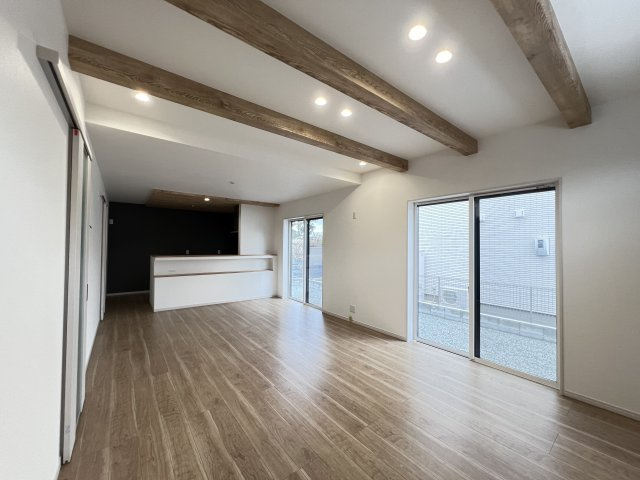 大和高田市勝目の居間・リビング|おしゃれな梁があるリビングです