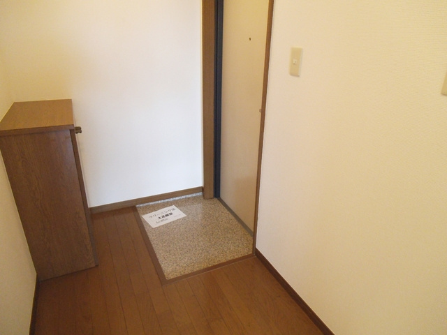 ネオクリスタルビルネジメの玄関|玄関にはこちらの下駄箱がついております。