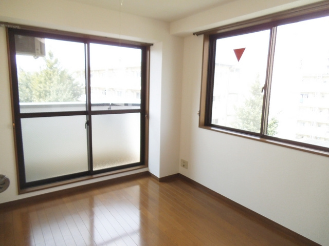 ネオクリスタルビルネジメの居間・リビング|角部屋2面採光です☆