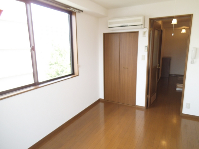 ネオクリスタルビルネジメの寝室|窓側からのアングルです☆