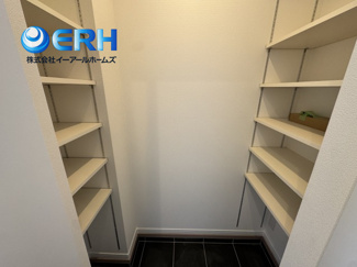 【収納】 | 灘南通5丁目　新築戸建 | 玄関シューズクロークありベビーカーや趣味の物やスポーツ用品を収納可能です。