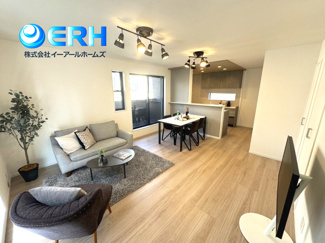 【居間・リビング】 | 灘南通5丁目　新築戸建 | 対面キッチンでお料理しながらでも開放的なリビングで会話も弾みます。