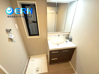 【独立洗面台】 | 灘南通5丁目　新築戸建 | 朝の忙しい時間も広々シャンプードレッサーがあればらくらくです。