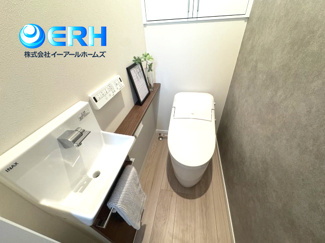 【トイレ】 | 灘南通5丁目　新築戸建 | ウォシュレット付きで清潔感のあるトイレです。