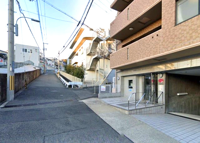 セレッソコート御影山手の外観|閑静な住宅地で子育て家族にピッタリ。毎日のお散歩も快適な緑に恵まれたエリアで、自然に包まれた穏やかな暮らしを実現するための、ゆとりある住環境が整っています。緑の潤いを感じながらホッと生活できそう。
