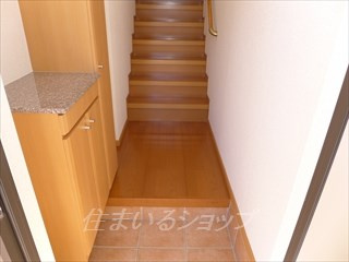 広島市安佐北区亀山６丁目のアパートの玄関|大型シューズボックス