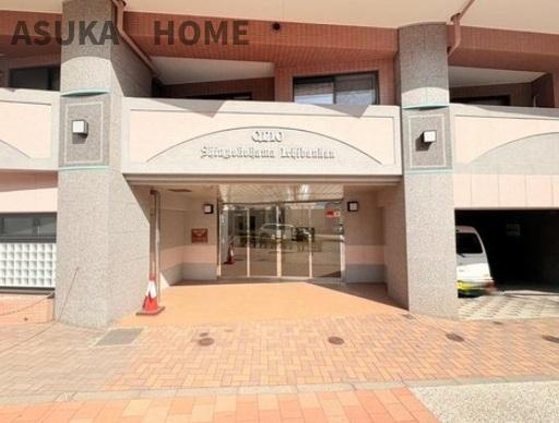 クリオ新横浜壱番館のエントランス|落ち着きのある温かな空間を演出します。家族が笑顔になれる住まいになりそうですね。