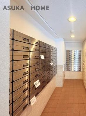 クリオ新横浜壱番館のその他共用部分|郵便受けボックスも室内の宅配ボックスの横にあり安心ですね。