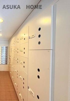 クリオ新横浜壱番館のその他共用部分|宅配ボックスあり、お出かけで荷物が受け取れない時も大変便利です。