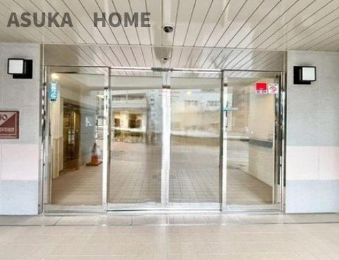 クリオ新横浜壱番館のエントランス|エントランスは、シンプルながらも上質な空間を作り出しています。