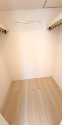 【収納】 | D-roomあおば | 洋室6.1帖のウォークインクローゼット