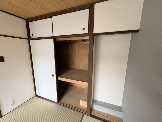 ハイコーポ長岡京B棟の収納|南側和室　押入れ