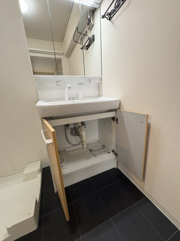 ハイコーポ長岡京B棟503の洗面所|3面鏡シャワー付き独立洗面台