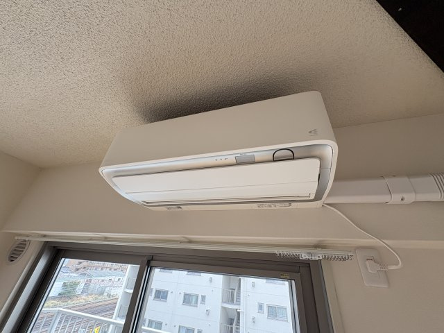 ハイコーポ長岡京B棟の設備|リビングのエアコン1基は残置物