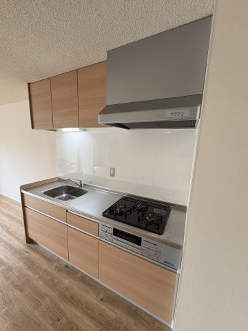 ハイコーポ長岡京B棟503のキッチン|3口ガスコンロ付きシステムキッチン