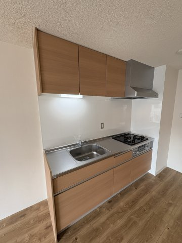 ハイコーポ長岡京B棟503のキッチン|システムキッチン完備。グリル付きコンロで調理が捗る12帖超のLDK