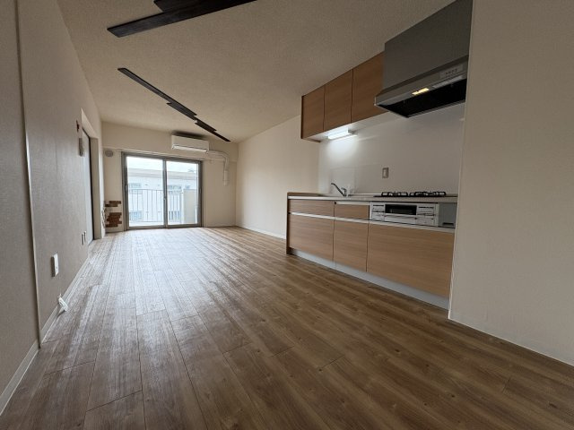 ハイコーポ長岡京B棟503の居間・リビング|南向きLDK12帖超。日当たり良好な最上階で防音性の高いペアガラス採用