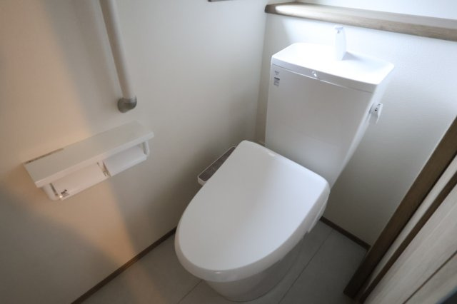 《仲介手数料無料》中央区鈴谷７丁目10新築一戸建てハートフルタウンのトイレ