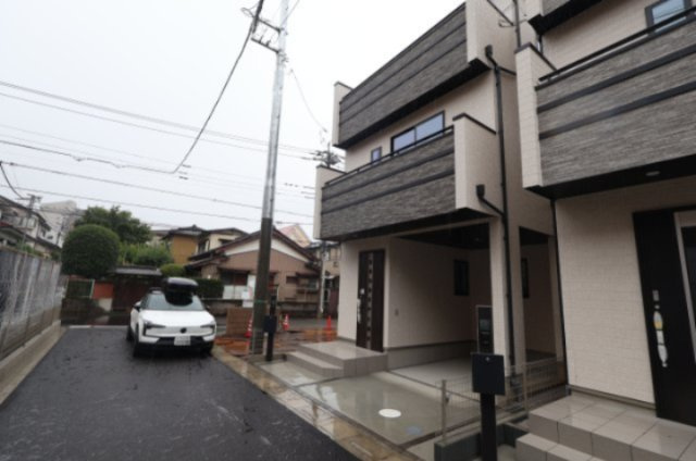 《仲介手数料無料》中央区鈴谷７丁目10新築一戸建てハートフルタウンの外観|通り抜けできない新設の道路に面しています。