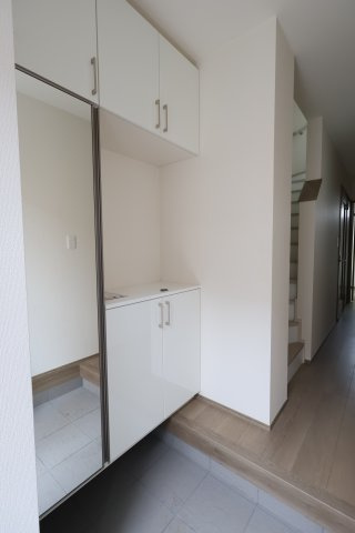 《仲介手数料無料》中央区鈴谷７丁目10新築一戸建てハートフルタウンの玄関