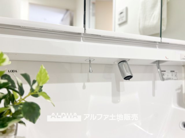 ダイアパレス河辺第Ⅱの洗面所|【Vanit】◆洗面台◆身支度がしやすい洗面台は、収納力にも配慮した設計。朝の準備から帰宅後まで、家族みんなが使いやすい空間です。