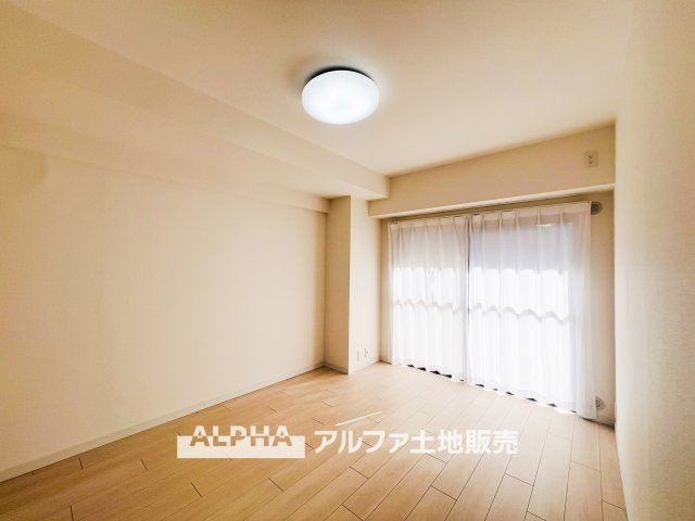 ダイアパレス河辺第Ⅱの洋室|【cozy room】
◆必要なもの、好きなもの◆しかないから安らげる。そんな部屋にしていく自分なりのデザインに。使いやすい部屋の形、大きい窓色々な用途が実現できる。