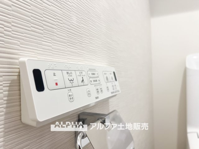 ダイアパレス河辺第Ⅱのトイレ|【Warm water flush toilet】
◆温水洗浄便座付きトイレ◆お掃除も楽々。快適に過ごすためには今や欠かせない設備の一つです。壁掛けリモコンで使いやすくいつでも清潔に保てます。
