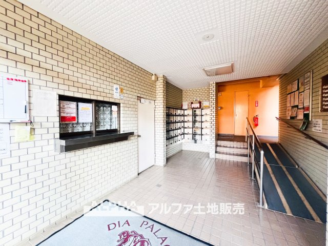 ダイアパレス河辺第Ⅱのエントランス|【initial impression】◆エントランス◆住まいの第一印象となる玄関は、すっきりとした印象。帰宅時も来客時も、落ち着いた雰囲気で迎えてくれます。