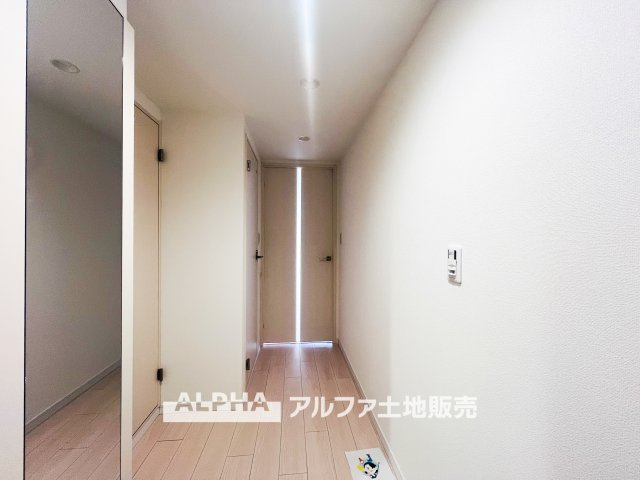 ダイアパレス河辺第Ⅱの玄関|【Entrance】
◆玄関◆大きな姿見は「行ってきます」の気を引き締め、大きなシューズクロークはお気に入りの1足をしまう大切な場所。ダウンライトにまばゆく照らされたエントランス。