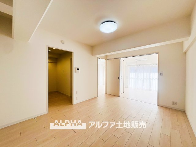 ダイアパレス河辺第Ⅱの居間・リビング|【A home found by chance】
◆偶然見つけた物件で◆思わぬ空間を手に入れたい。愛を育み、人と出会い、新たな命に恵まれる。そんな未来を創造してぬくもりのある住空間を君と共有したい。