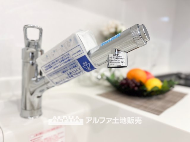 ダイアパレス河辺第Ⅱのキッチン|【Water cleaner】
◆浄水器◆蛇口から流れ出すお水はクリーンでいつも楽しめます。また浄水器内臓シャワー混合栓なので場所取らずのスッキリとしたスタイルです。