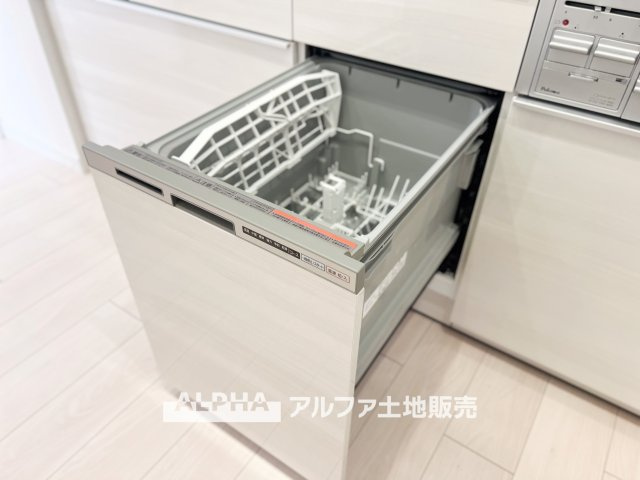 ダイアパレス河辺第Ⅱのキッチン|【Food washing machine】
◆食洗機◆お子様の面倒を見れる時間が増え時短になります。加えて手荒れも防げてしかも節水が高い為、大変人気があり重宝します。