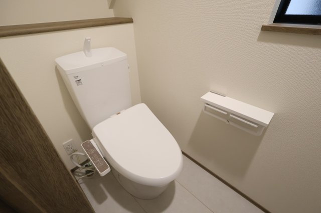 《仲介手数料無料》中央区鈴谷７丁目10新築一戸建てハートフルタウンのトイレ|1階