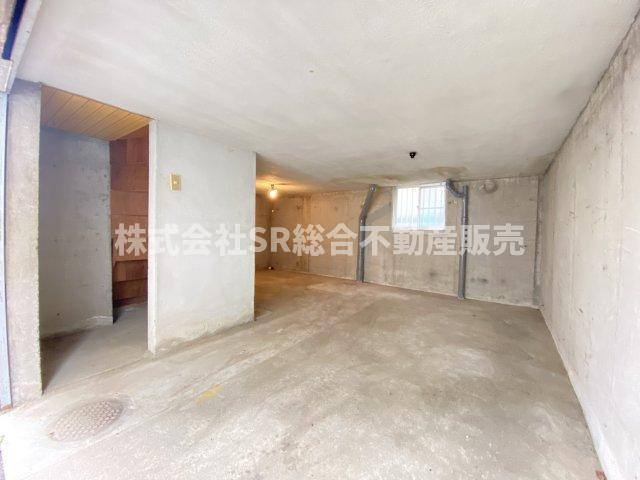 池島町4丁目中古テラスハウスの駐車場|シャッター付き車庫（高さ・1.6ｍ）があり雨風から大事なお車を守れます！