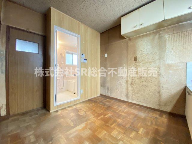 池島町4丁目中古テラスハウスの居間・リビング|使いやすい居間です