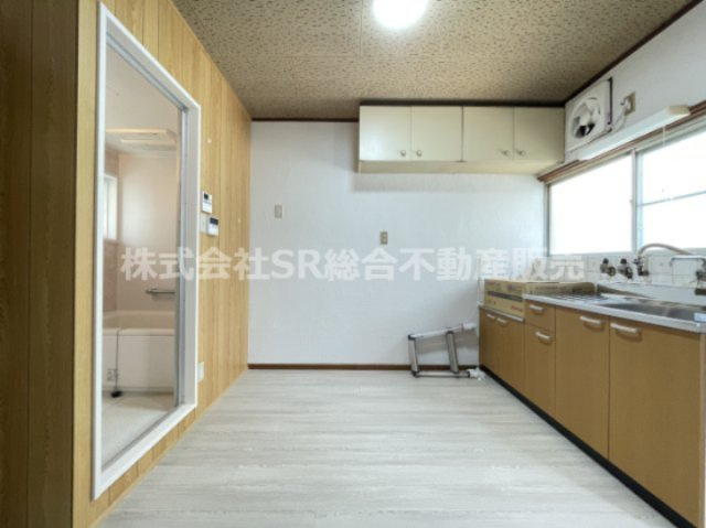 池島町4丁目中古テラスハウスのキッチン|使いやすい居間です