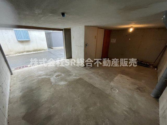 池島町4丁目中古テラスハウスの駐車場|自転車・バイクも雨に濡れずに置けます！