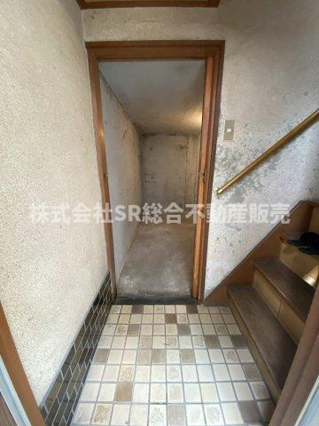 池島町4丁目中古テラスハウスの玄関|車庫とも直接行き来できるので、雨に濡れません！