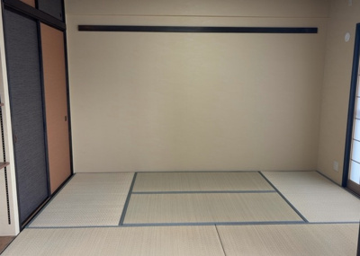 【寝室】 | サンライズステージ淵野辺Ⅰ | 寝室でゆっくりと過ごすためにはベッド周りの適度な空間を担保することや窓の位置、照明の明るさ、寝室の広さなどを考える必要があります。自身や家族の構成とライフスタイルに併せて寝室にする部屋を選びましょう！