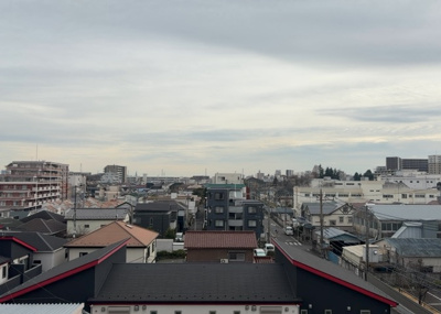 【展望】 | サンライズステージ淵野辺Ⅰ | 眺望の良さを楽しめるダイニングキッチンで家族団らんの時間を過ごしてはいかがでしょうか。バルコニーから見える景色を家族で眺める時間は、時間が経つのを忘れてしまいそうですね。是非、現地を見に行きましょう！