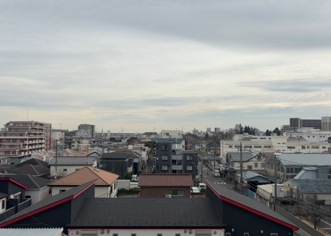 【展望】 | サンライズステージ淵野辺Ⅰ | 眺望の良さを楽しめるダイニングキッチンで家族団らんの時間を過ごしてはいかがでしょうか。バルコニーから見える景色を家族で眺める時間は、時間が経つのを忘れてしまいそうですね。是非、現地を見に行きましょう！