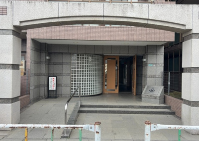 【エントランス】 | サンライズステージ淵野辺Ⅰ | マンションのエントランスには、もともと風よけや防犯の役割がありますが、マンションによって宅配ボックスなどの設備が備わっている所もあります。日々の生活をイメージしながら生活しやすさをチェックしましょう。