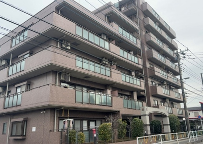 【外観】 | サンライズステージ淵野辺Ⅰ | 外観はマンション管理がされているかの目安になります。築年数が古いと、壁面は劣化してひび割れが生じることも！建物が古びていても細かいところが修繕されていると、きちんと管理されているなぁと感じるでしょう。