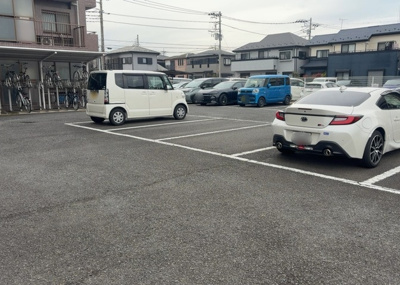 【駐車場】 | サンライズステージ淵野辺Ⅰ | 車一台あたりに必要なスペースは、標準サイズの普通自動車で横幅2m50cm、長さ5mは必要になります。ただし、乗降のことも考慮して横幅3m30cm、長さ5m50cmほどは確保できるところを選びましょう。