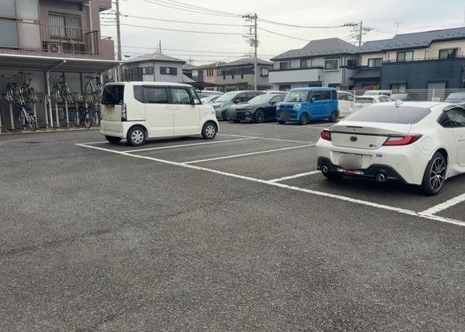 【駐車場】 | サンライズステージ淵野辺Ⅰ | 車一台あたりに必要なスペースは、標準サイズの普通自動車で横幅2m50cm、長さ5mは必要になります。ただし、乗降のことも考慮して横幅3m30cm、長さ5m50cmほどは確保できるところを選びましょう。
