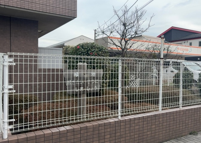 【庭】 | サンライズステージ淵野辺Ⅰ | 物件によっては、入居者が個人的に使用できる専用庭がついているものもあります。また、住宅の中にある土間の部分を庭と呼ぶこともあります。庭の用途は住む人によって変わり、それによってデザインもさまざまです。